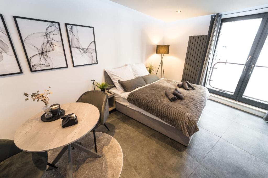 a living room with a bed and a table at Uferzauber, Wohnung an der Schlachte, Innenstadt, Bremen in Bremen