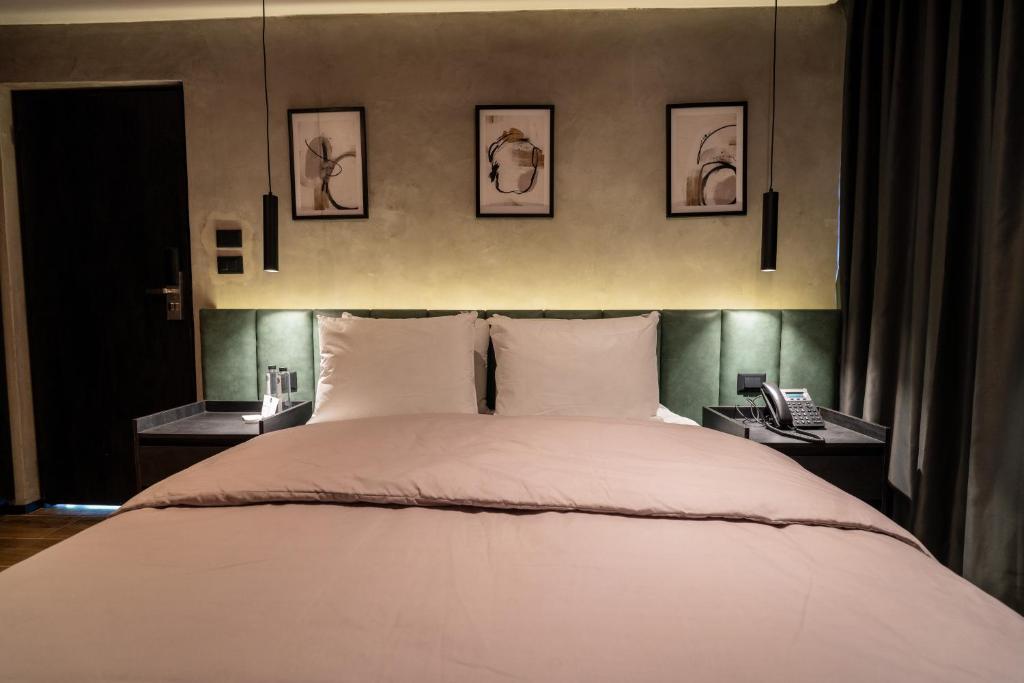 Una cama o camas en una habitación de ALCALÀ EXPO