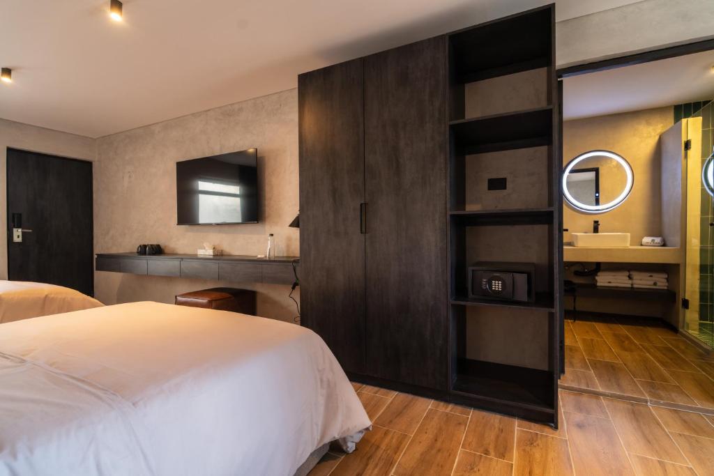 Una cama o camas en una habitación de ALCALÀ EXPO