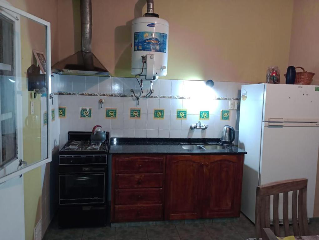 uma cozinha com um fogão e um frigorífico em Triana alquiler de casa para turista em San Rafael