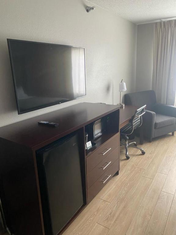 TV a/nebo společenská místnost v ubytování Quality Inn Colchester - Burlington
