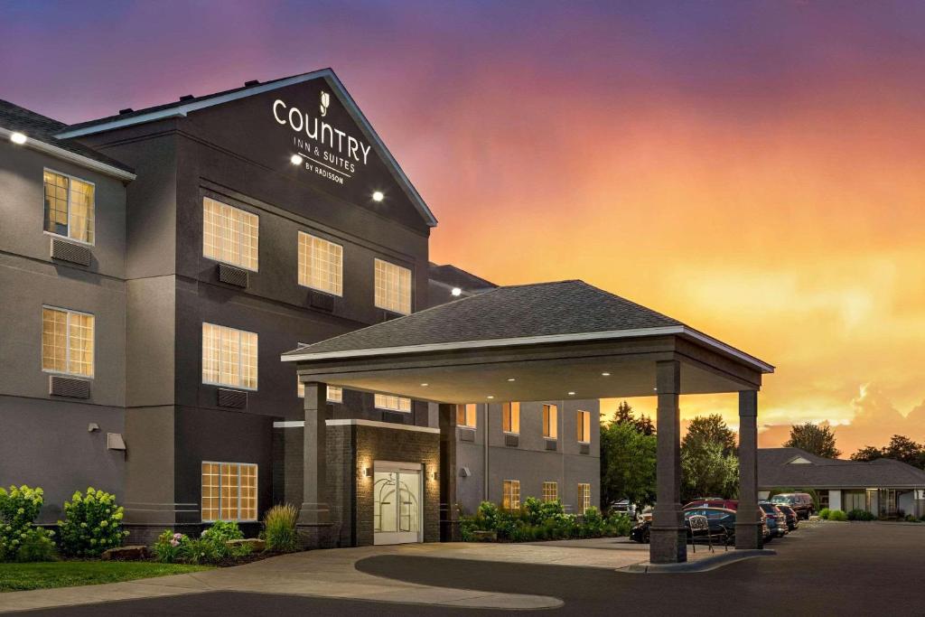 - une vue sur un bâtiment avec un arc en ciel dans l'établissement Country Inn & Suites by Radisson, Stillwater, MN, à Stillwater