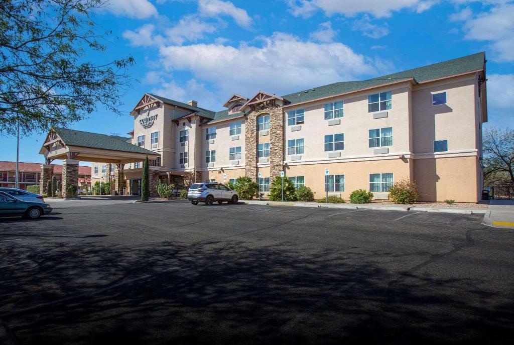 un hotel con un coche aparcado en un aparcamiento en Country Inn & Suites by Radisson, Tucson City Center AZ, en Tucson