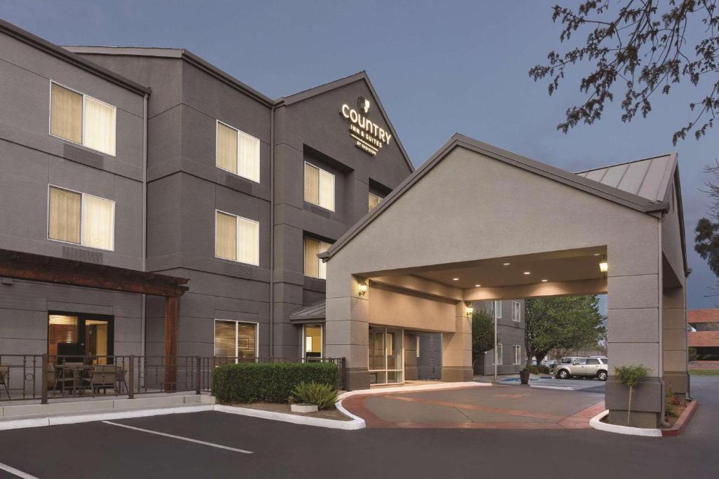 a rendering of the entrance to a hotel at Country Inn & Suites by Radisson, Fresno North, CA in Fresno