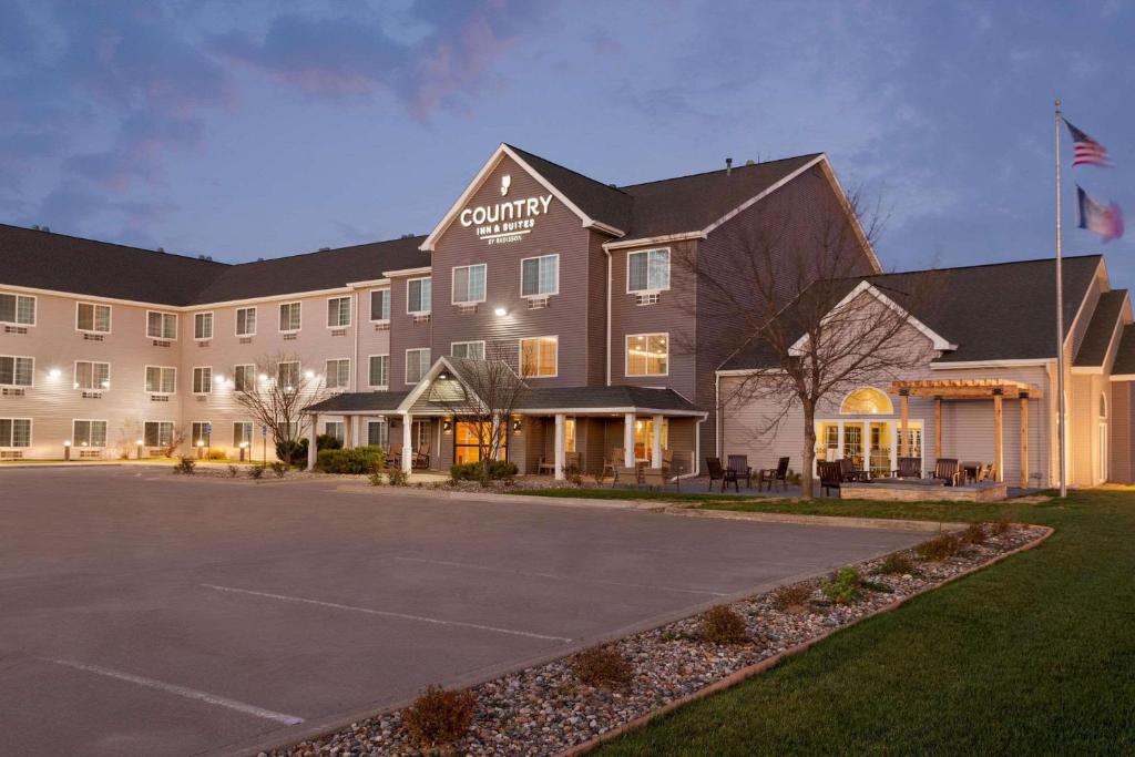 un hôtel avec un parking en face dans l'établissement Country Inn & Suites by Radisson, Ames, IA, à Ames