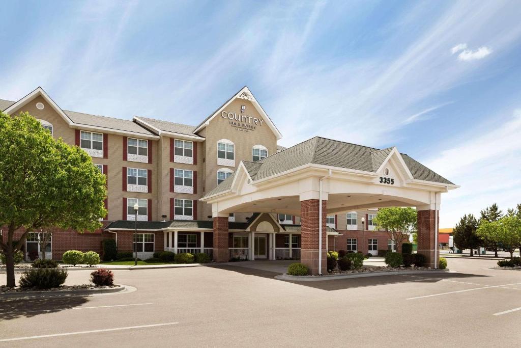 Country Inn & Suites Boise West في ميريديان: تقديم فندق مع شرفة