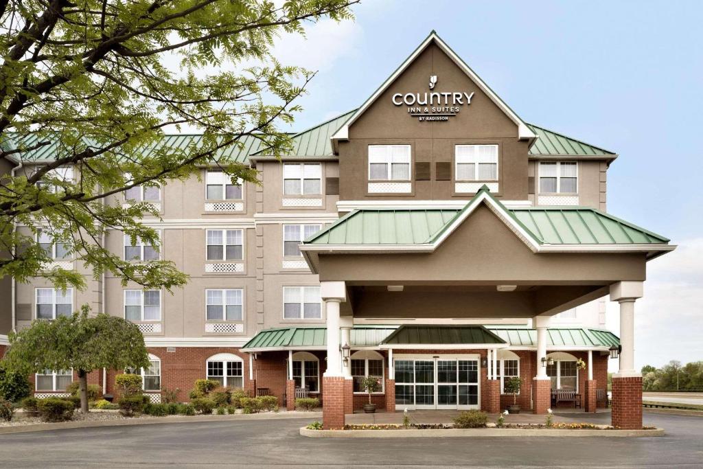 Country Inn & Suites by Radisson, Louisville East, KY في لويزفيل: اطلالة الفندق على مبنى