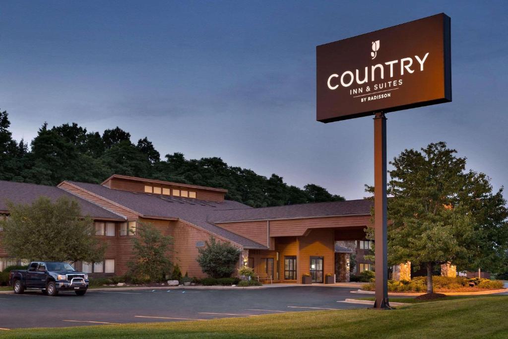 una señal para una posada rural y suites en Country Inn & Suites by Radisson, Mishawaka, IN, en South Bend