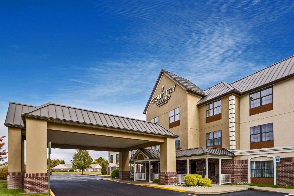 a front view of a hotel at Country Inn & Suites by Radisson, Salisbury, MD in Salisbury