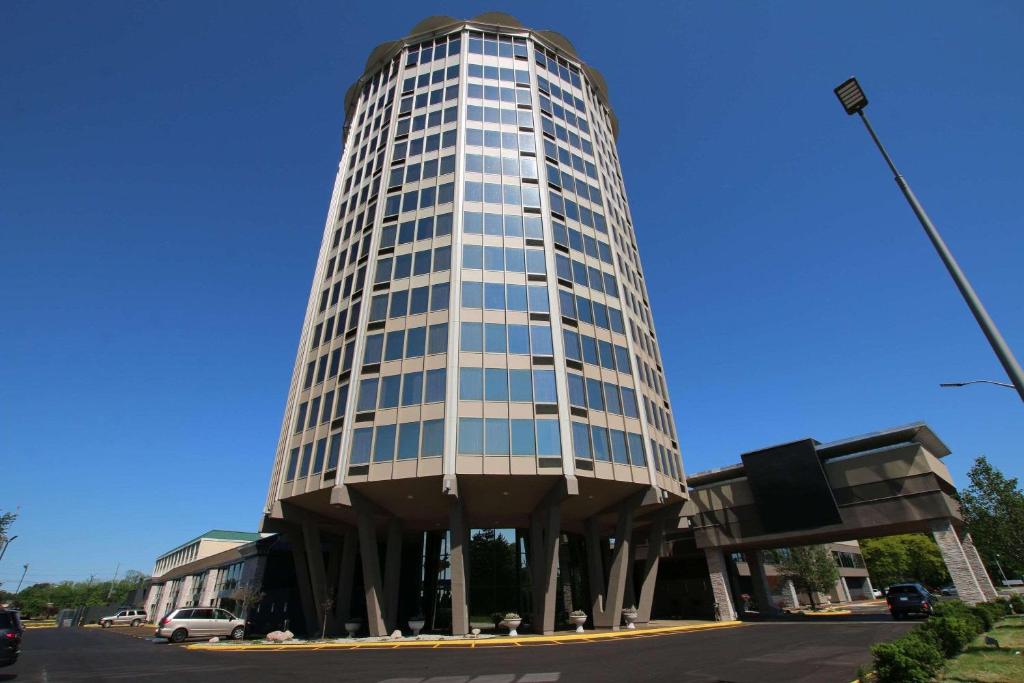 un edificio alto con muchas ventanas en Radisson Hotel Southfield-Detroit, en Southfield