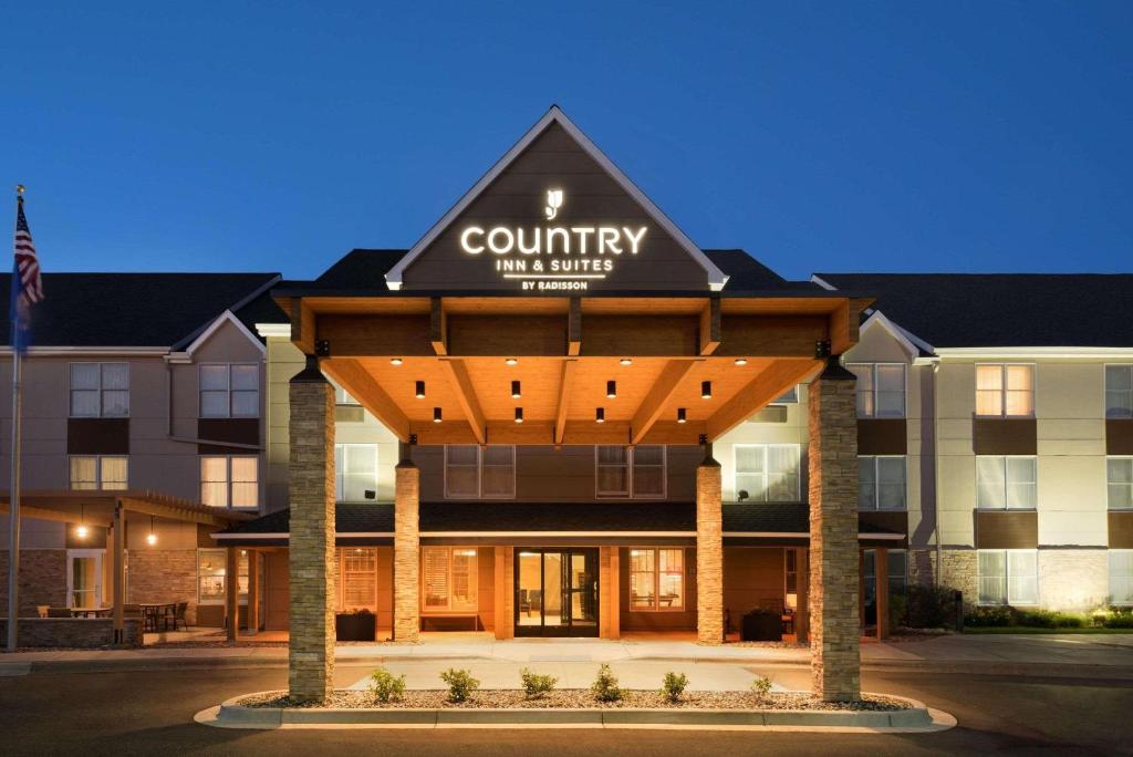 een gebouw met een bord dat staat voor country wolf hotel bij Country Inn & Suites by Radisson, Minneapolis West, MN in Plymouth