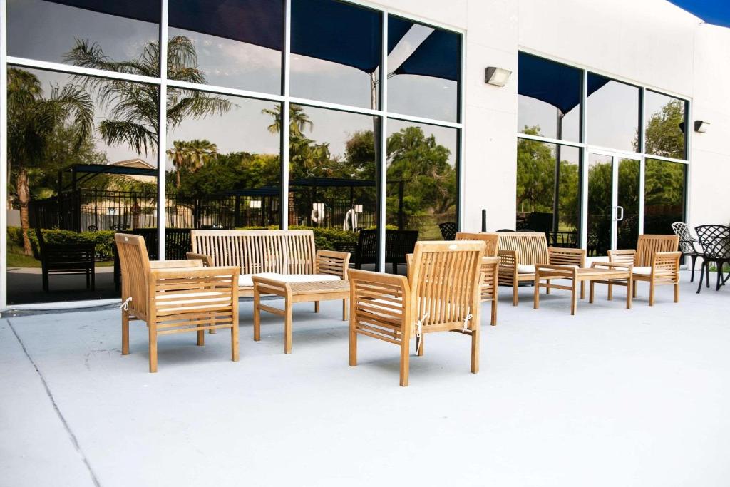 un grupo de sillas y mesas frente a un edificio en Radisson Hotel McAllen Airport en McAllen