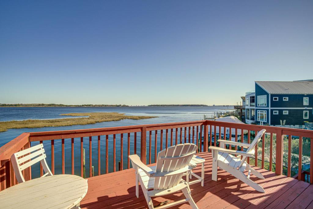 3 sillas y mesas en una terraza con vistas al agua en Waterfront Ocean Pines Vacation Home with Boat Dock! en Ocean Pines