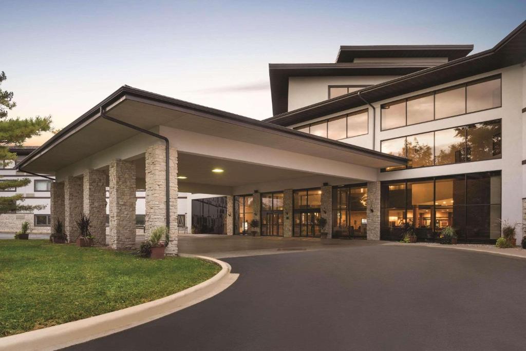 an office building with a driveway in front of it at Oneida Hotel in Green Bay