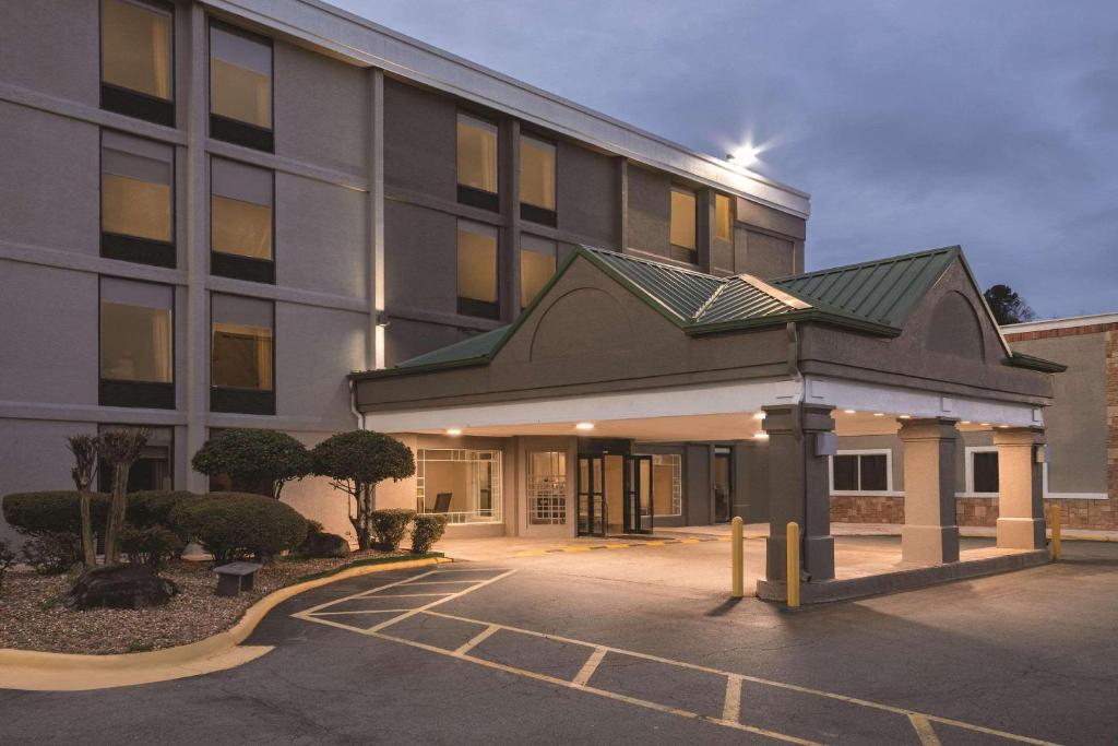 Country Inn & Suites by Radisson, North Little Rock, AR في نورث ليتل روك: موقف فاضي امام مبنى