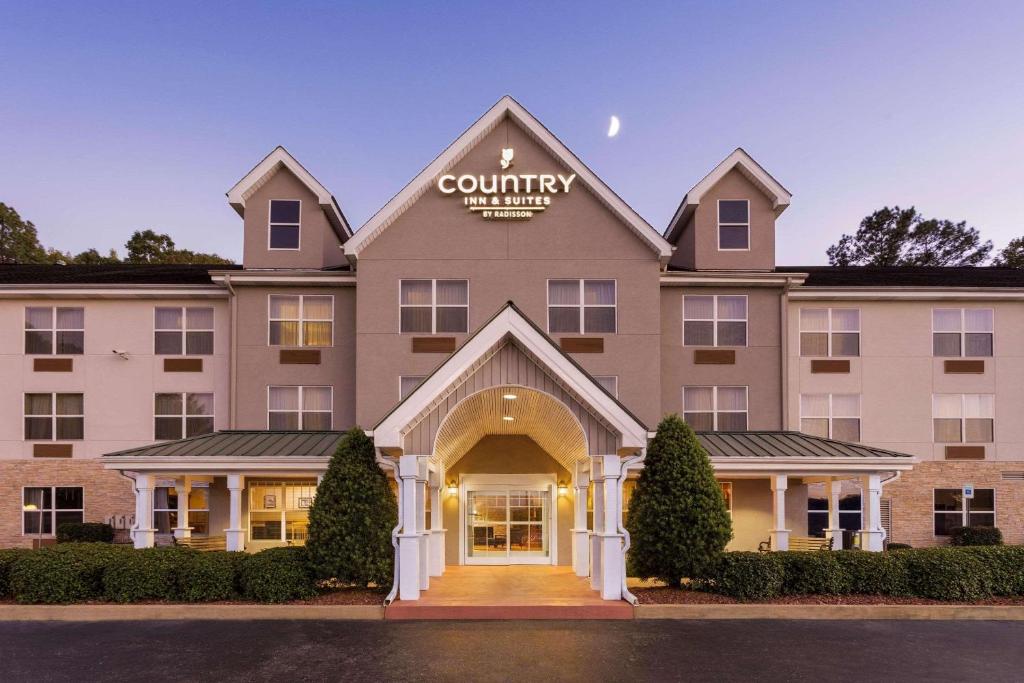 una representación de un hotel con un edificio en Country Inn & Suites by Radisson, Tuscaloosa, AL, en Tuscaloosa