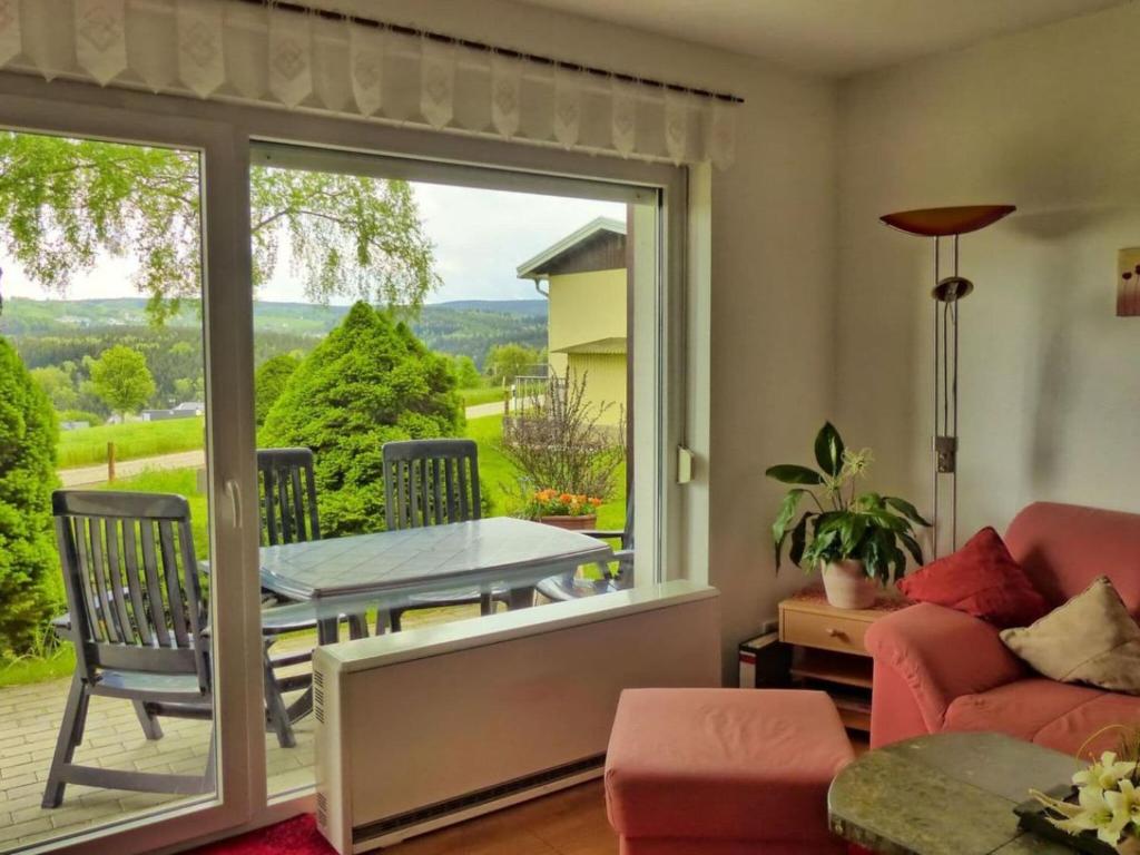 sala de estar con puerta de cristal que da a un patio en Holiday home Oertel Häusl 