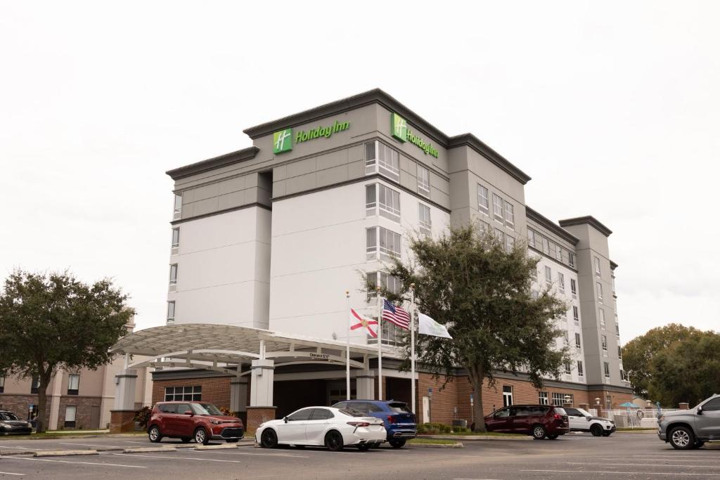 un hotel con coches estacionados en un estacionamiento en Holiday Inn Winter Haven, an IHG Hotel en Winter Haven