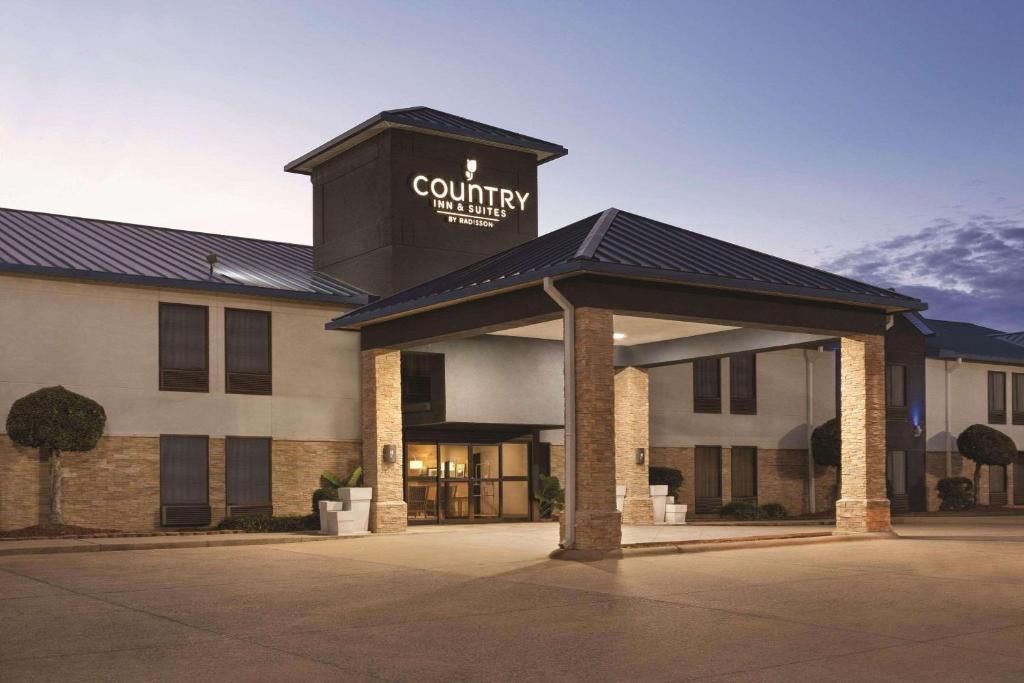 a building with a sign on top of it at Country Inn & Suites by Radisson, Bryant Little Rock , AR in Bryant