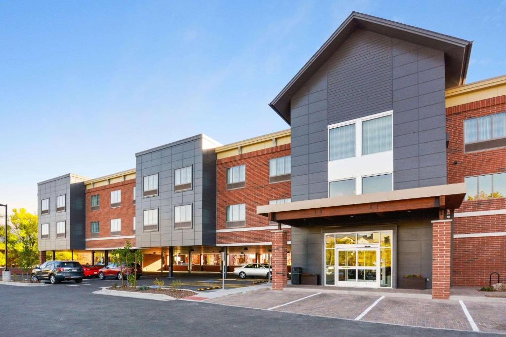 una representación de un edificio con coches estacionados en un estacionamiento en Country Inn & Suites by Radisson, Flagstaff Downtown, AZ en Flagstaff