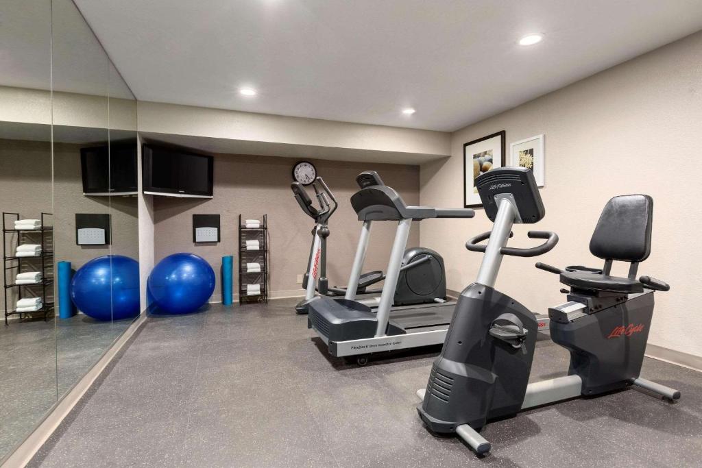 Fitness centrum a/nebo fitness zařízení v ubytování Country Inn & Suites by Radisson, Flagstaff, AZ
