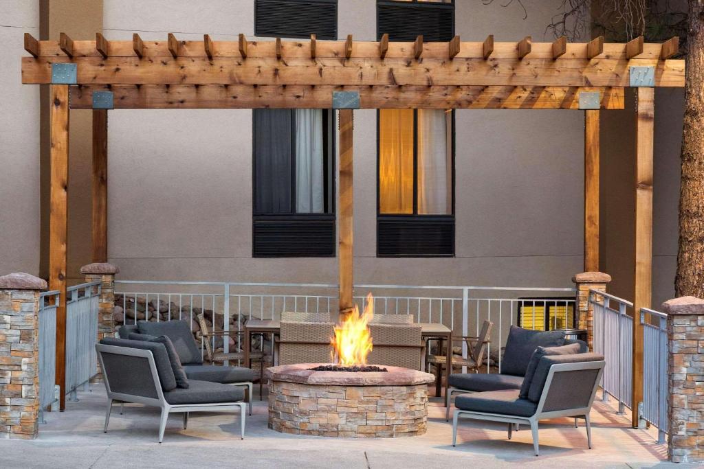 Posezení v ubytování Country Inn & Suites by Radisson, Flagstaff, AZ