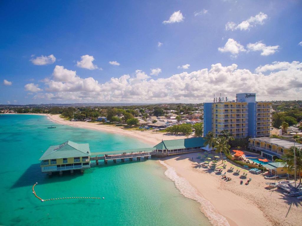 una vista aérea de un complejo y una playa en Radisson Aquatica Resort Barbados, en Bridgetown