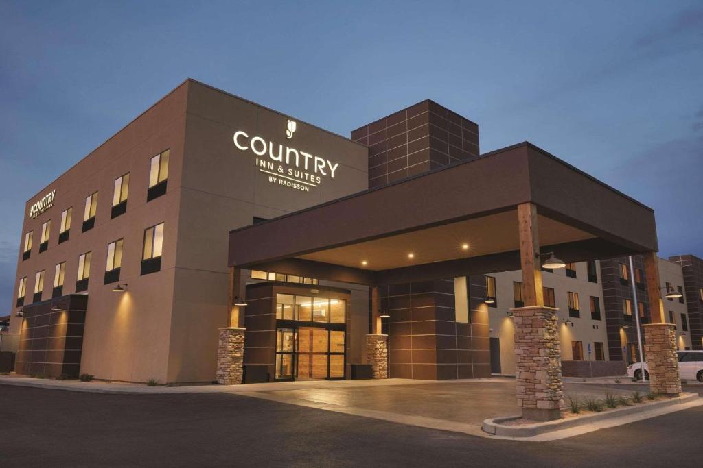 un bâtiment avec un panneau à l'avant dans l'établissement Country Inn & Suites by Radisson, Page, AZ, à Page