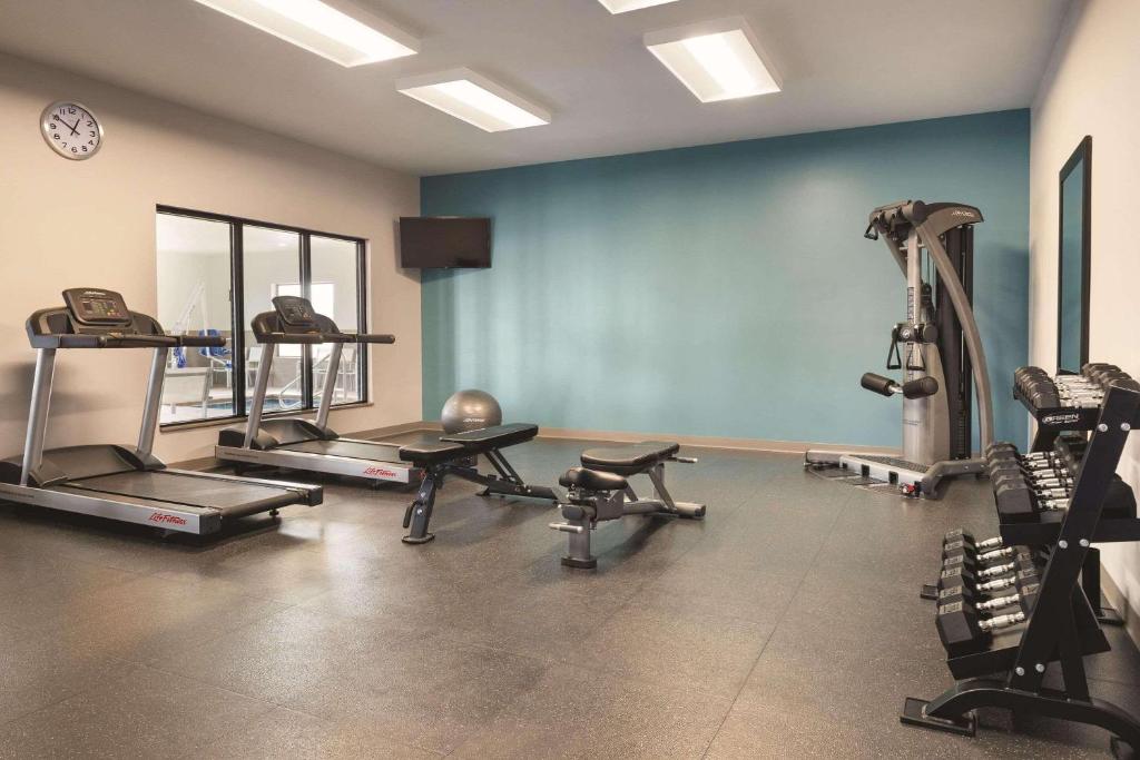Fitness centrum a/nebo fitness zařízení v ubytování Country Inn & Suites by Radisson, Page, AZ