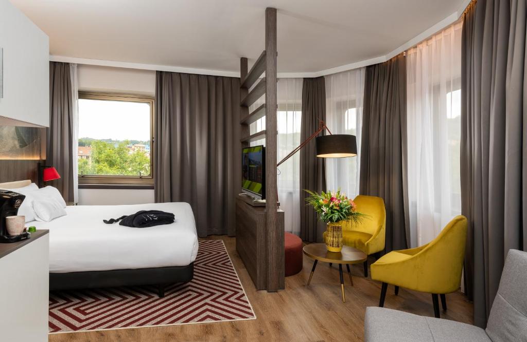 Postel nebo postele na pokoji v ubytování NYX Hotel Bilbao by Leonardo Hotels