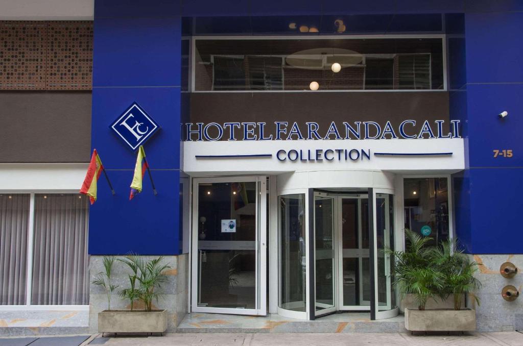 um edifício azul com um cartaz para uma colecção de licenciados em hotelaria em Faranda Collection Cali, a member of Radisson Individuals em Cali