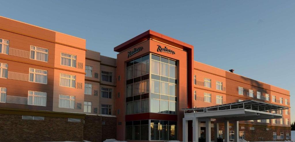 ein Bürogebäude mit einer großen Glasfassade in der Unterkunft Radisson Kingswood Hotel & Suites, Fredericton in Fredericton