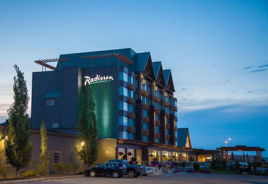 ein Hotel mit einem Schild an der Seite eines Gebäudes in der Unterkunft Radisson Hotel & Convention Center Edmonton in Edmonton