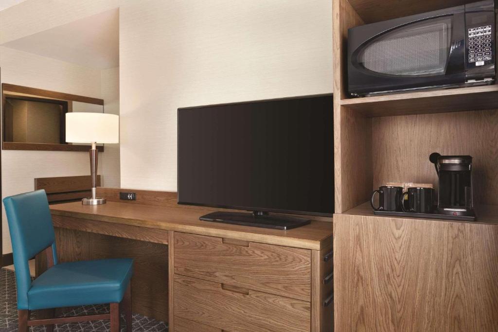 TV a/nebo společenská místnost v ubytování Park Inn by Radisson Brampton, ON