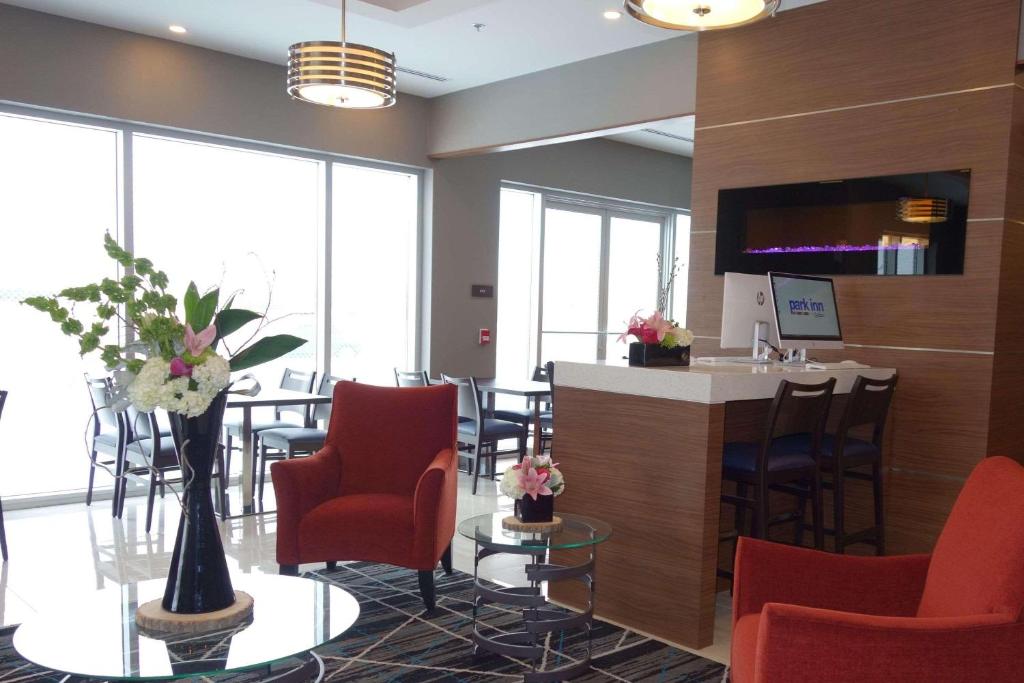 Posezení v ubytování Park Inn by Radisson Brampton, ON