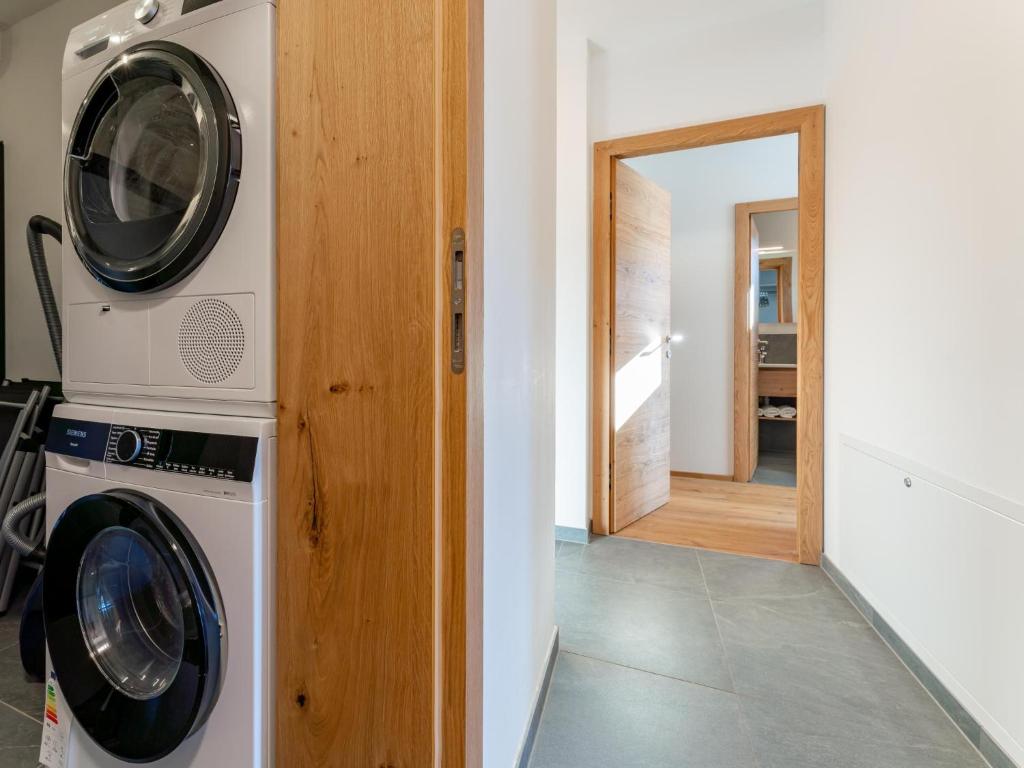 a laundry room with a washer and dryer at Grebenzen Lodge Prinz in Sankt Lambrecht