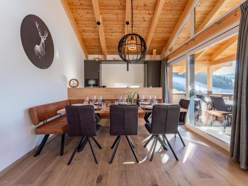 a dining room with a table and chairs at Grebenzen Lodge Prinz in Sankt Lambrecht