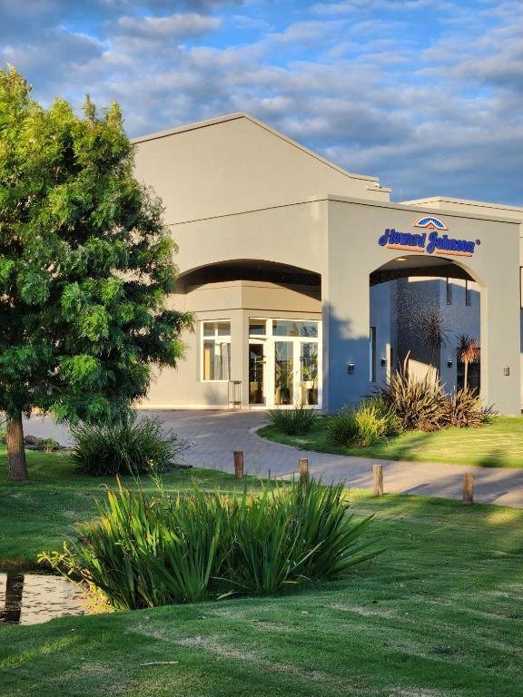 a building with a tree in front of it at Howard Johnson by Wyndham Funes in Funes