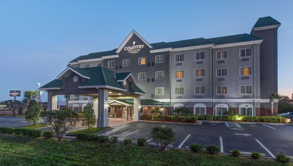 Country Inn & Suites by Radisson, St Petersburg - Clearwater, FL في بينيلاس بارك: تقديم فندق بموقف