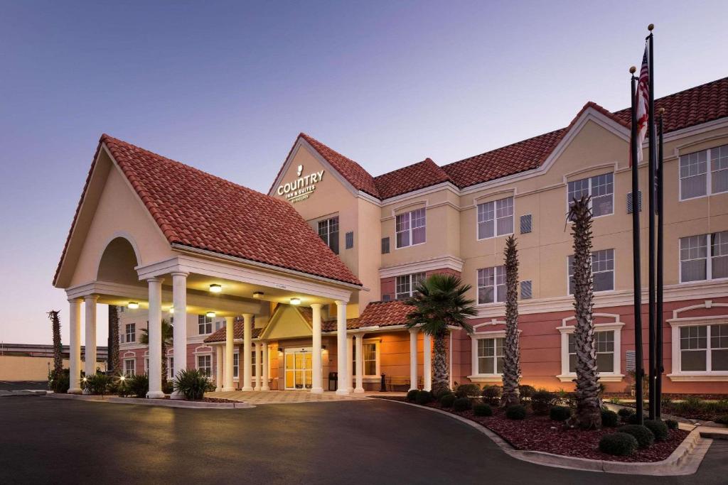a rendering of the front of a hotel at Country Inn & Suites by Radisson, Crestview, FL in Crestview
