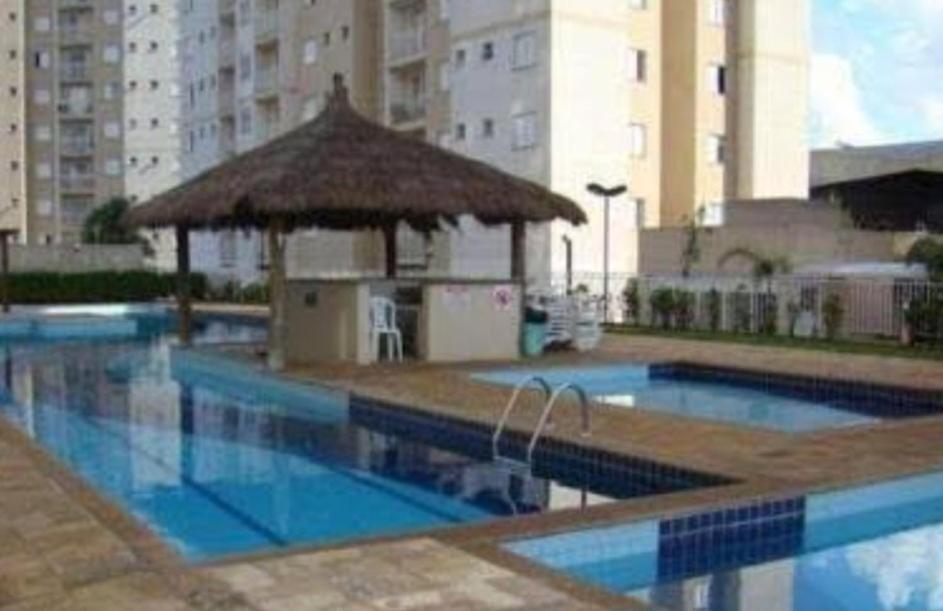 - une grande piscine avec un kiosque dans un bâtiment dans l'établissement Quarto e Sala Feminio de Luxo com Lazer Para Duas Hóspedes Próximo ao Parque Taquaral, à Campinas