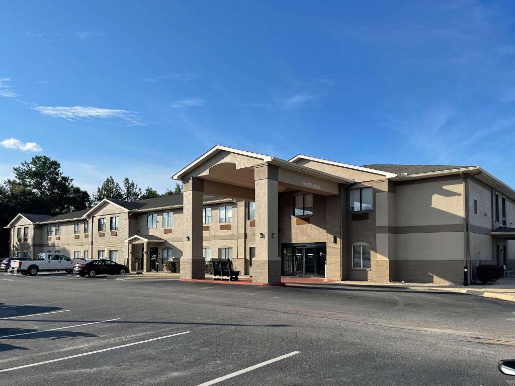 ein Gebäude mit einem Parkplatz davor in der Unterkunft Country Inn & Suites by Radisson, Midway - Tallahassee West in Midway