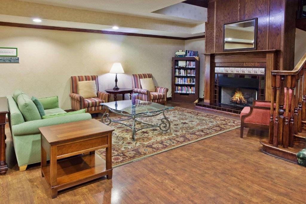 sala de estar con sofá y chimenea en Country Inn & Suites by Radisson, Hiram, GA, en Hiram