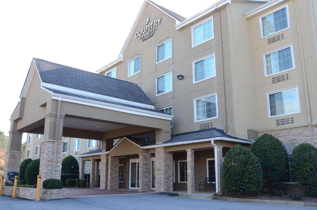 Country Inn & Suites by Radisson, Buford at Mall of Georgia, GA في بوفورد: تقديم فندق بمبنى