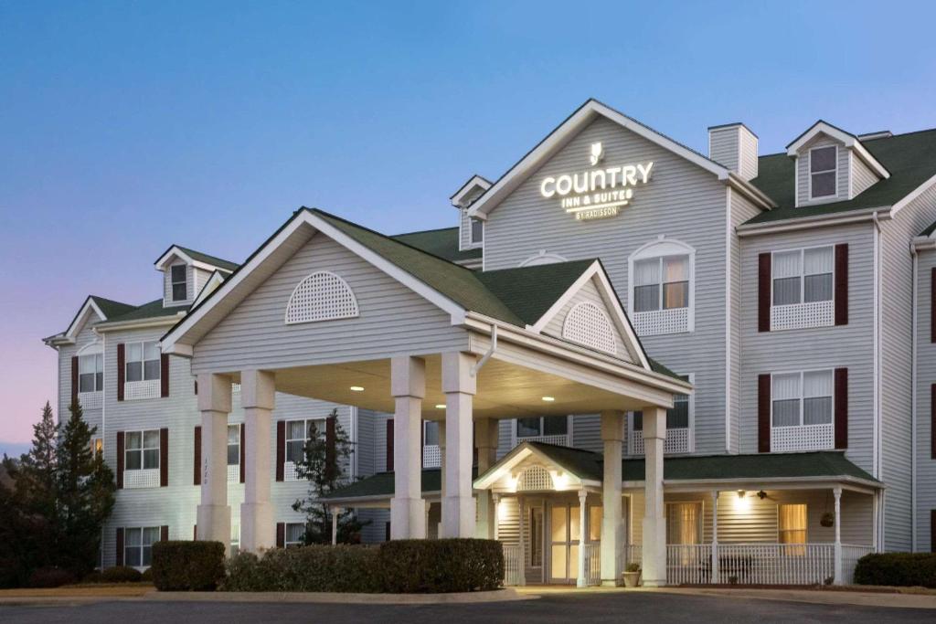 widok na budynek z wiejskim zajazdem w obiekcie Country Inn & Suites by Radisson, Columbus, GA w mieście Columbus