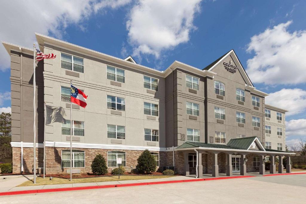 una imagen de un hotel con banderas delante en Country Inn & Suites by Radisson, Smyrna, GA, en Smyrna