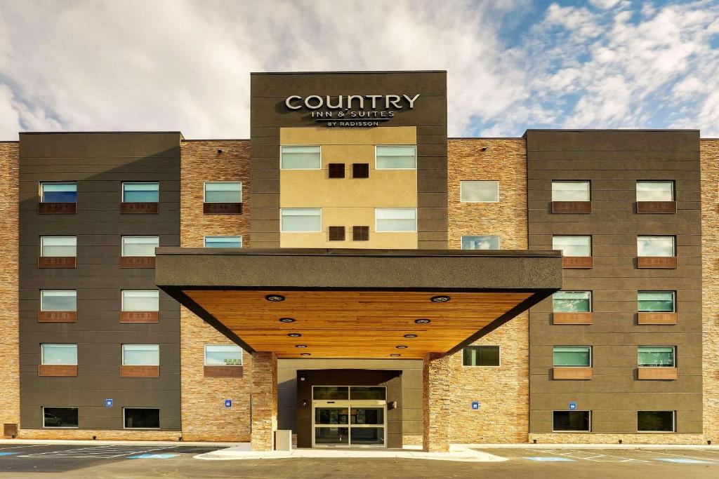 un bâtiment avec un panneau à l'avant dans l'établissement Country Inn & Suites by Radisson, Cumming, GA, à Cumming
