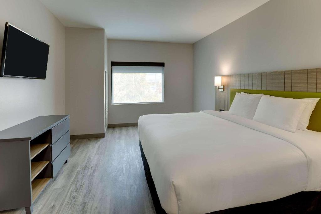 Country Inn & Suites by Radisson, Cumming near NorthSide Hospital Forsyth photo