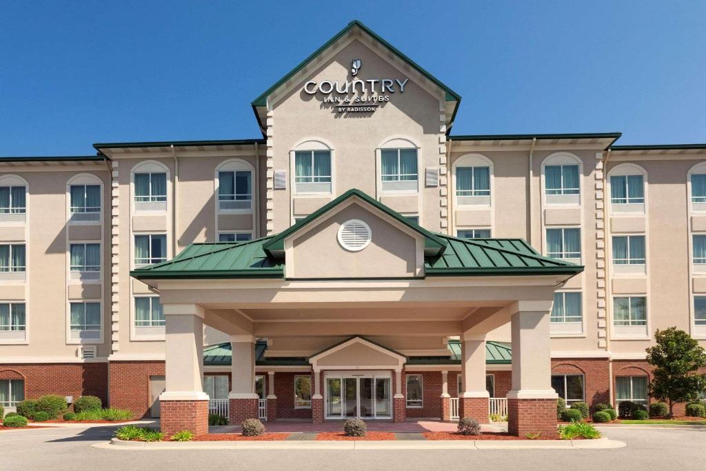 una vista frontal de un hotel con un edificio en Country Inn & Suites by Radisson, Tifton, GA, en Tifton