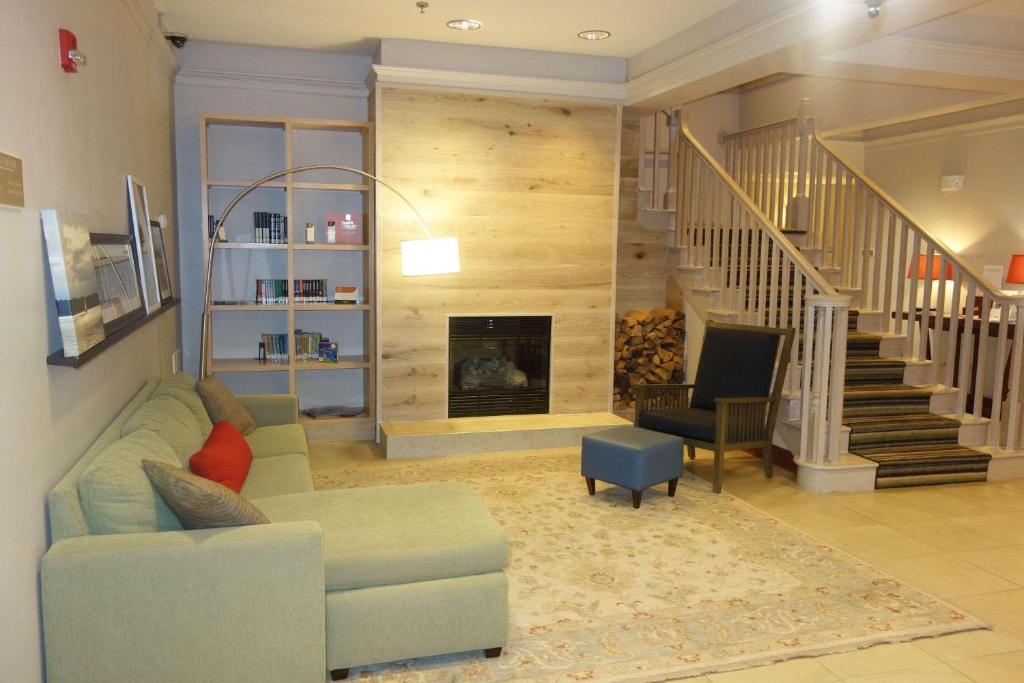 ein Wohnzimmer mit einem Sofa und einem Kamin in der Unterkunft Country Inn & Suites by Radisson, Helen, GA in Helen